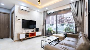 Familie appartement | Woonruimte | Een 55-inch smart-tv met kabelzenders en een televisie