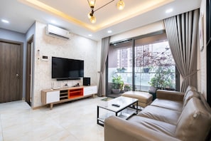 Departamento familiar | Área de sala de estar | Smart TV de 55 pulgadas con canales por cable y televisión