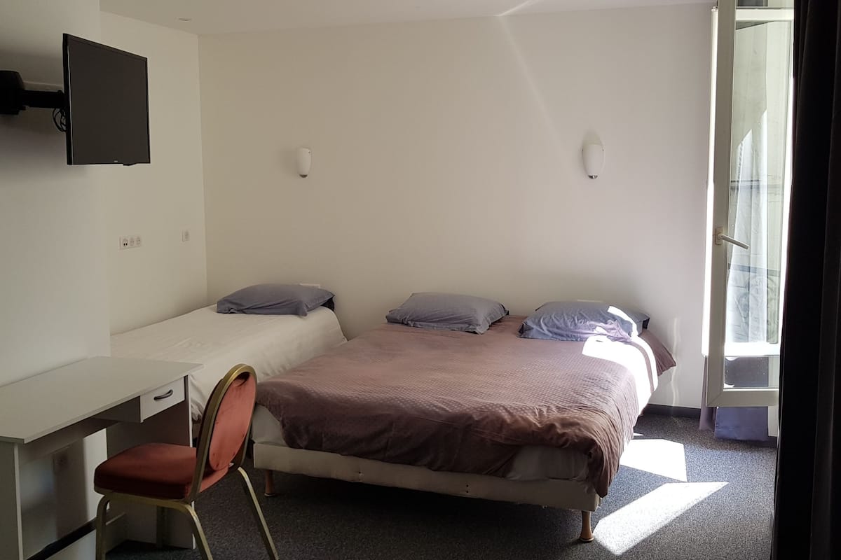 Desk, cots/infant beds, bed sheets