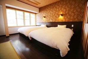 Chambre Familiale, non-fumeurs, salle de bains commune (Japanese Western, PrivateToilet,For2) | Coffres-forts dans les chambres, Wi-Fi gratuit, draps fournis