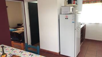 Frigorífico, microondas, placa de cocina y utensilios de cocina