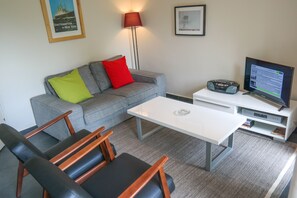 Télévision, livres, chaîne hi-fi