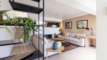 TV, fireplace