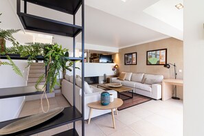 TV, fireplace