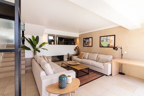 TV, fireplace