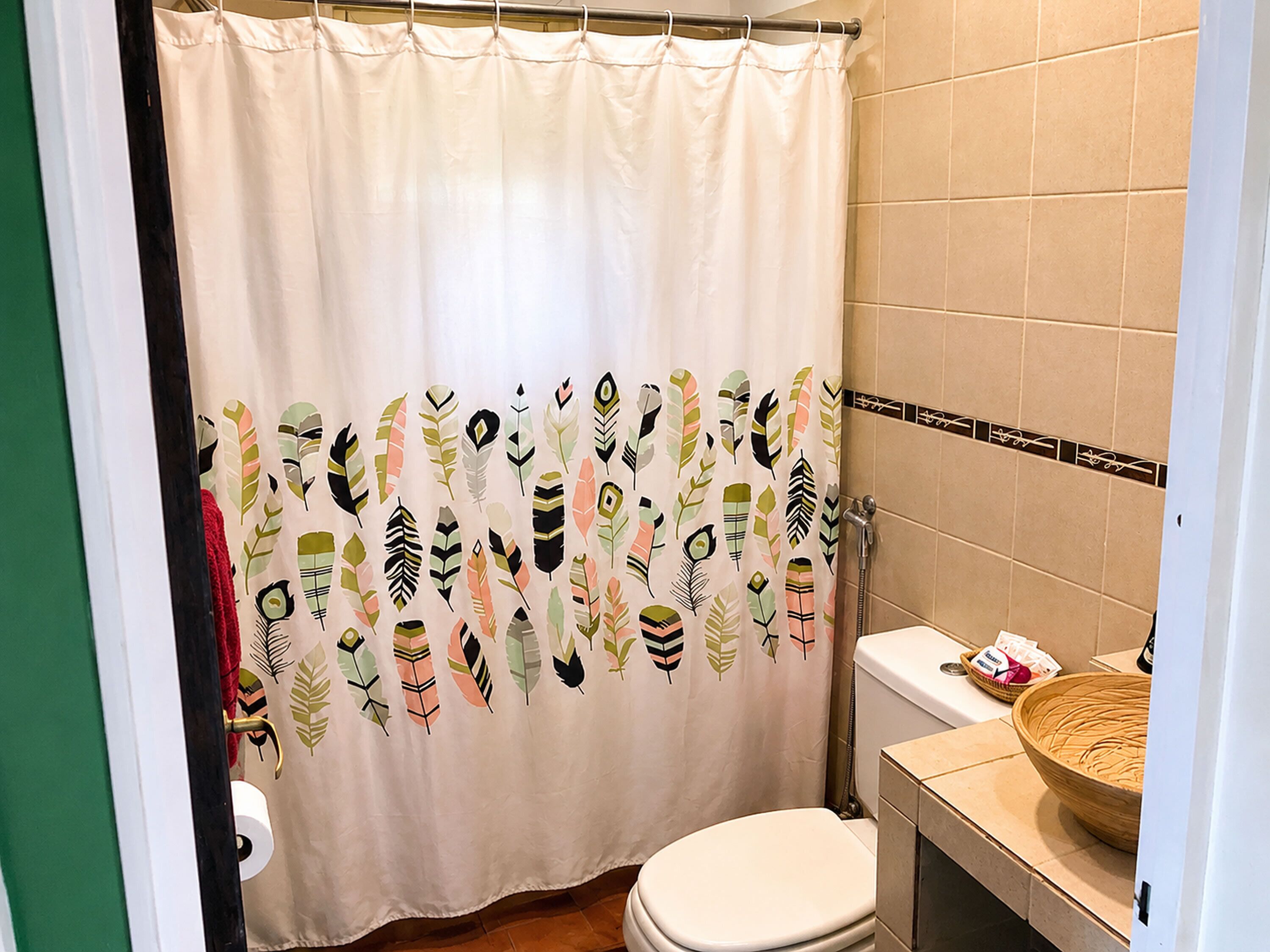 Combined shower/bathtub, towels