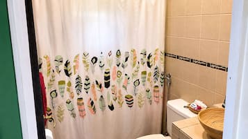 Combined shower/bathtub, towels