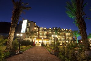 Front of property - evening/night - Palmira Hotel (Kumluca)