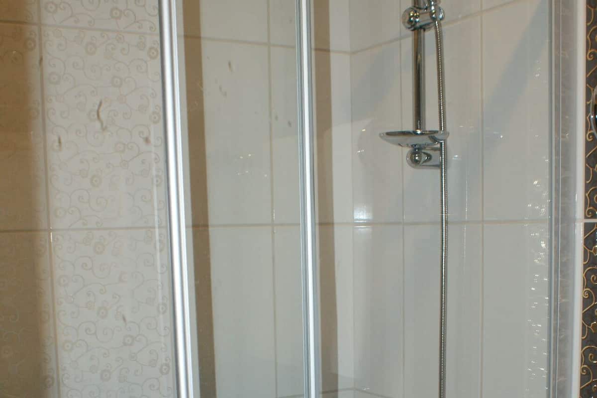 Kamar Standar | Kamar mandi | Perlengkapan mandi gratis, pengering rambut, dan handuk
