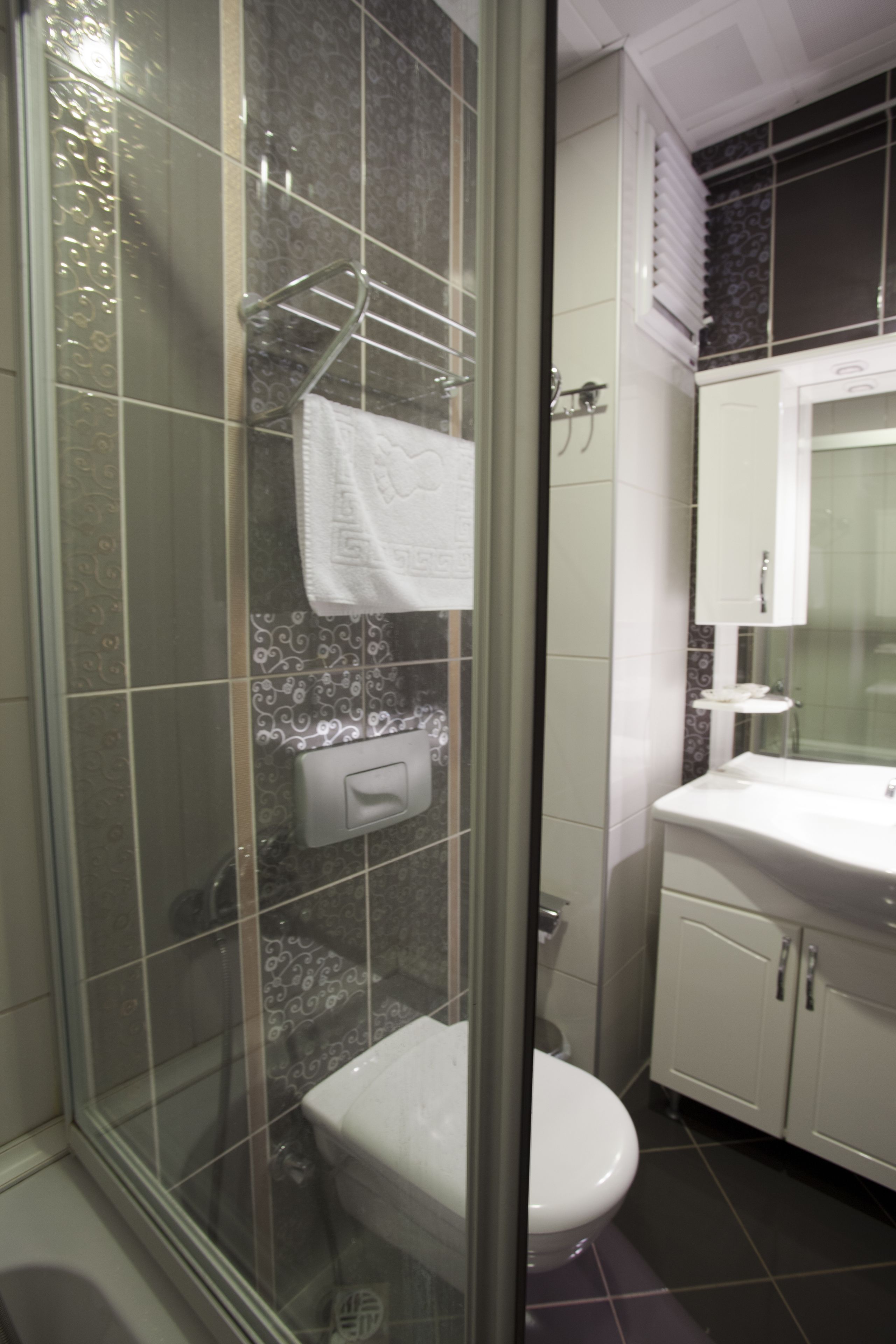 standard room | bathroom | free toiletries, hair dryer, towels