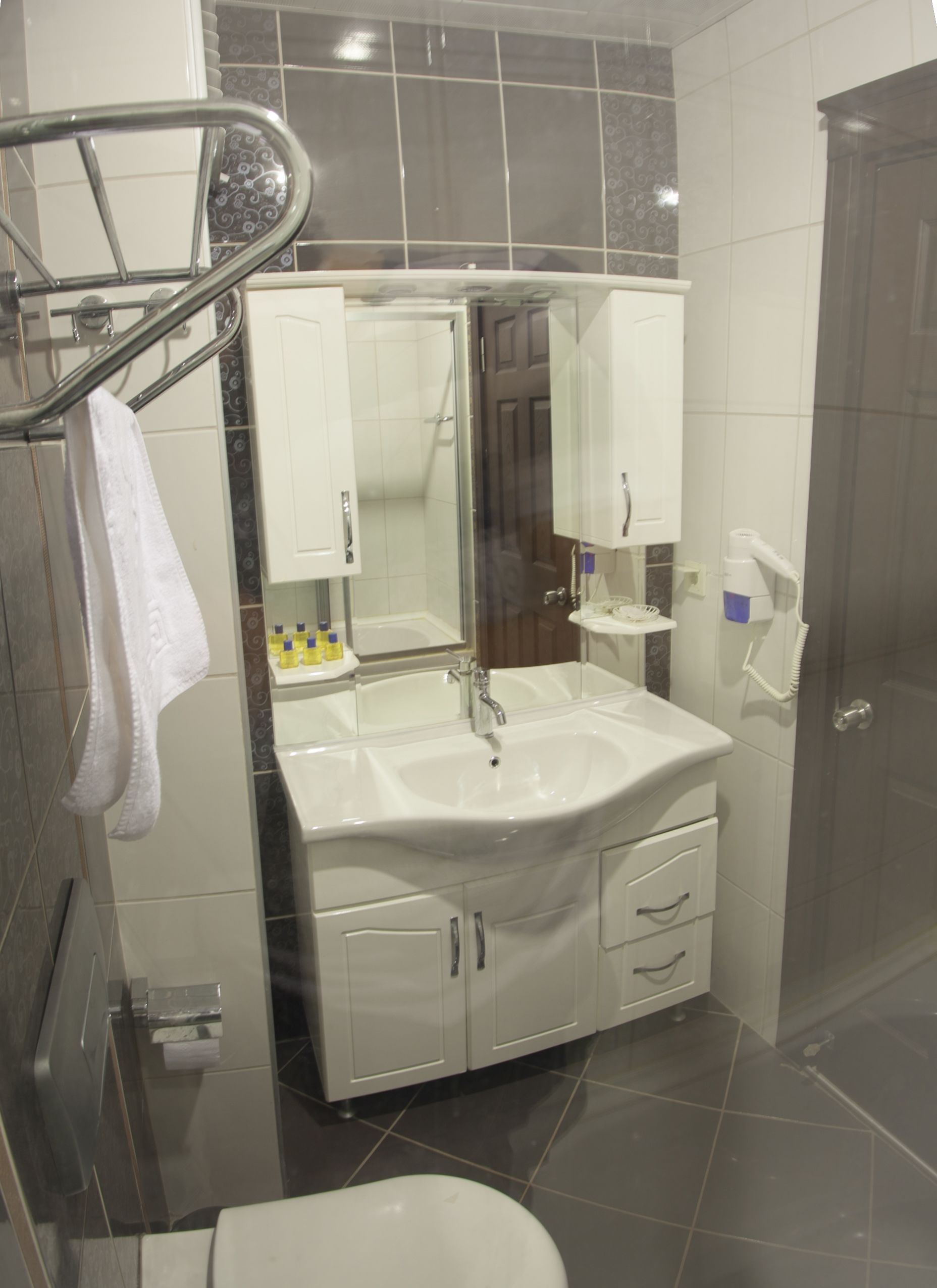 standard room | bathroom | free toiletries, hair dryer, towels