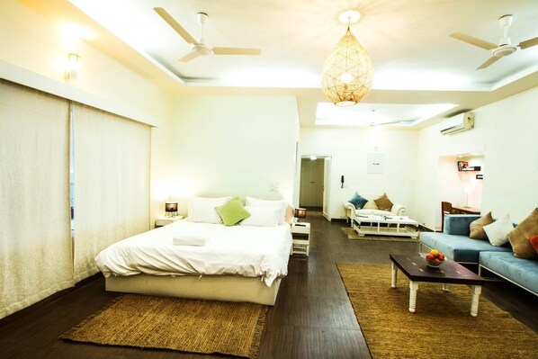 Studio Deluxe, 1 très grand lit, rez-de-chaussée | 1 chambre, literie de qualité, coffre-fort, bureau