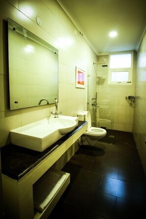 Appartement Deluxe, 2 chambres | Salle de bain | Douche, articles de toilette (gratuits), serviettes fournies