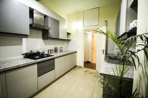 Studio Deluxe, 1 très grand lit, rez-de-chaussée | Cuisine privée | Réfrigérateur, four à micro-ondes, cafetière-théière