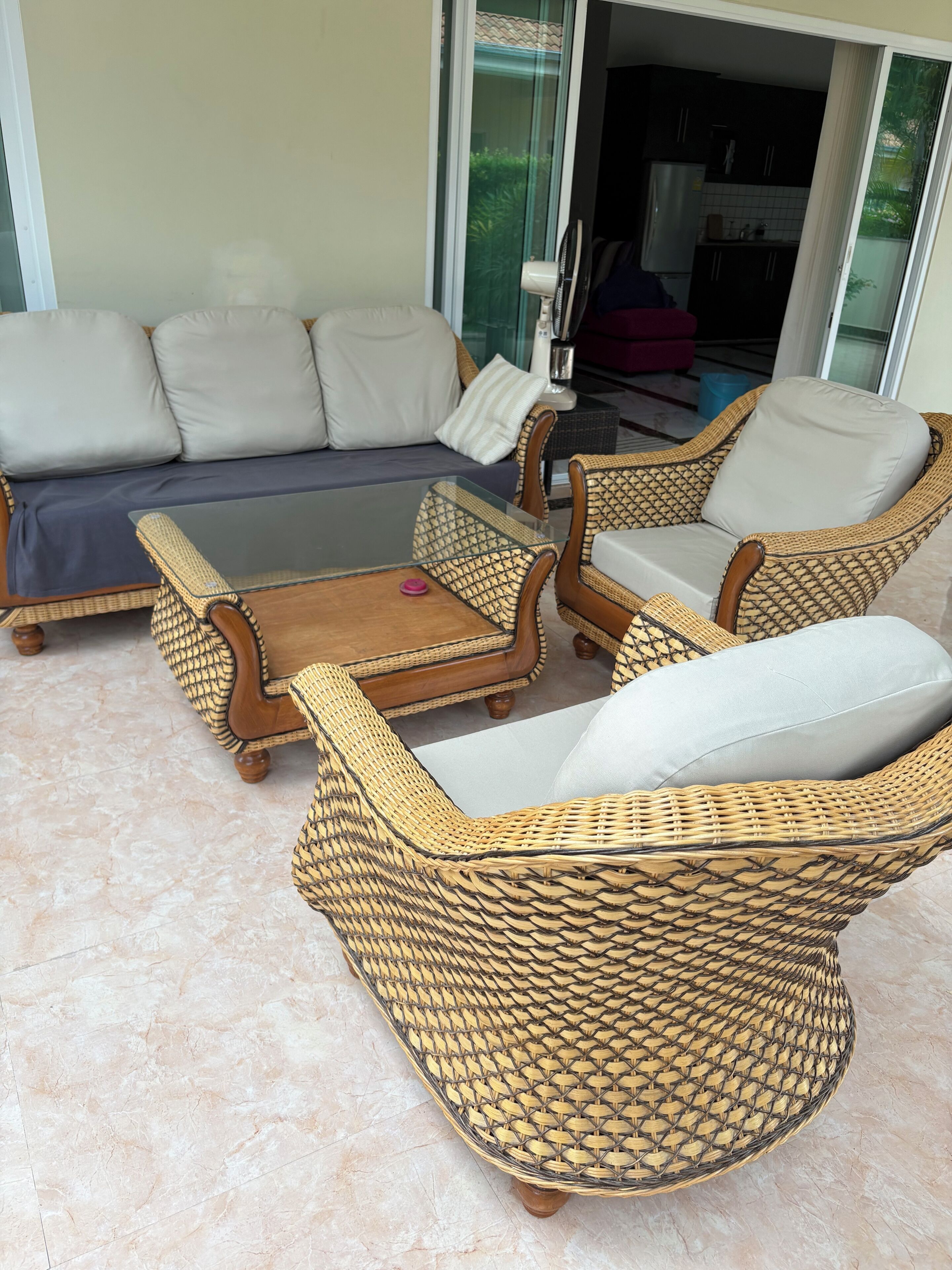 テレビ、DVD プレーヤー、ステレオ