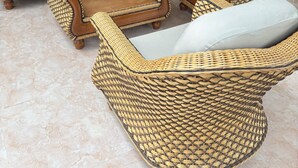 A wicker sofa set with cushions, a glass coffee table, and two armchairs with cushions. - Nice Villa in Hua Hin (Hua Hin)