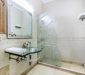 Ducha, artículos de tocador gratuitos, toallas