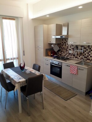 Fridge, oven, stovetop, coffee/tea maker