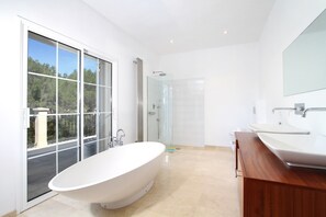 Badewanne, Haartrockner, Handtücher