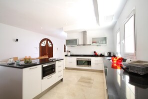Een koelkast, een microgolfoven, een oven, een vaatwasser