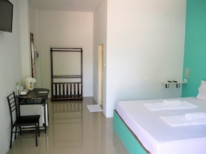 Free WiFi, bed sheets - Banauyporn Resort (Khlung)