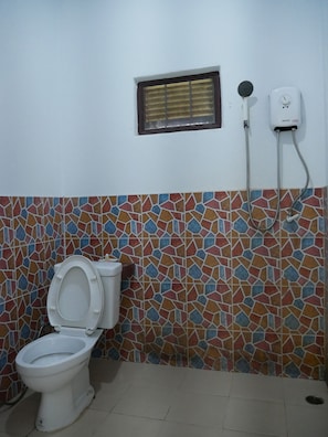 Habitació estàndard | Bany | Dutxa, articles de tocador gratuïts i tovalloles 