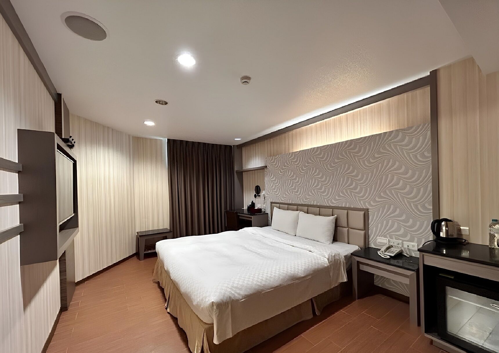 Down comforters, desk, blackout drapes, free WiFi