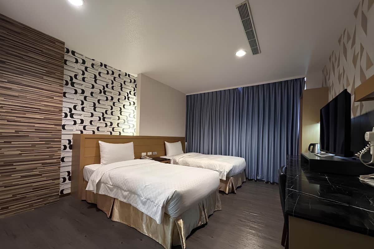 Edredons de pluma, escrivaninha, cortinas blackout, Wi-Fi de cortesia