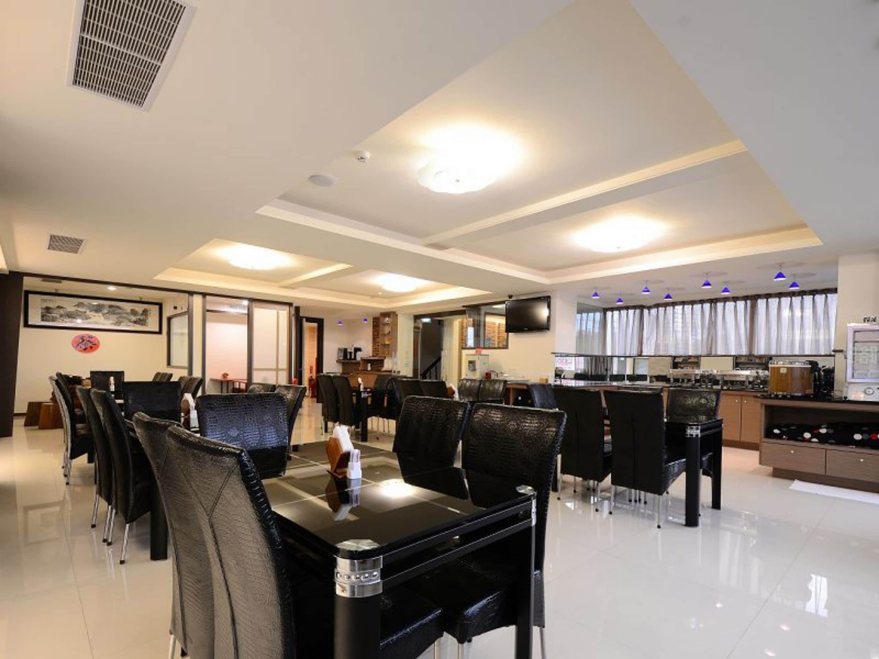 فطور تايواني يوميًا بتكلفة قدرها (200 TWD للشخص)