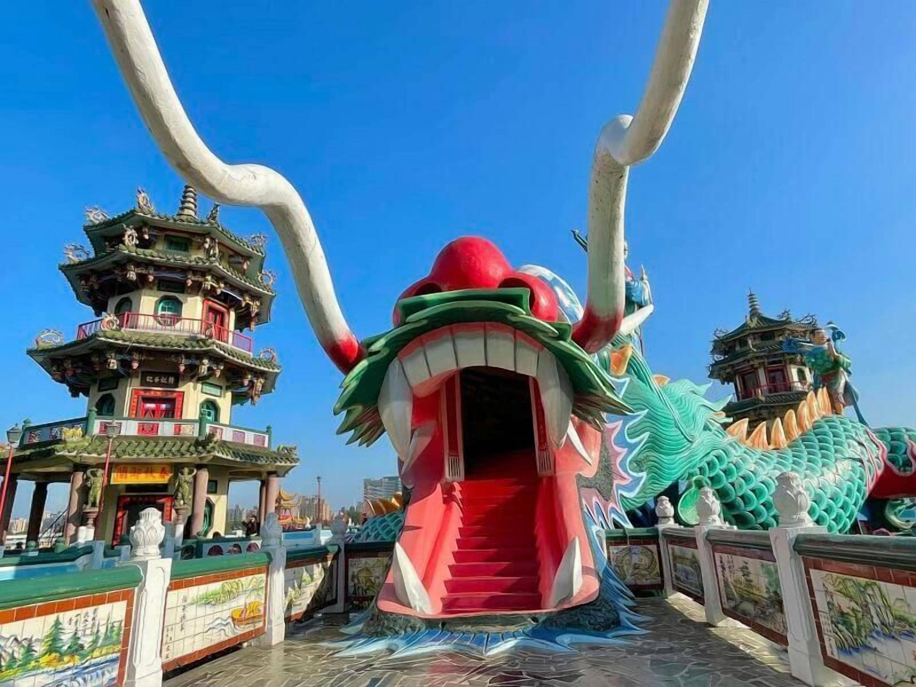 Una pagoda china tradicional con una escultura de dragón al frente.