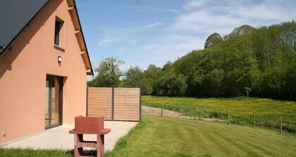 Fully equipped cottage in Mont-Saint-Michel Bay - bucolic setting with games