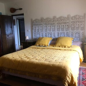 Literie de qualité supérieure, bureau, fer et planche à repasser