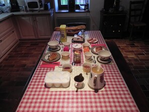 Daily continental breakfast for a fee - Ferme des Entremains (Thizy-les-Bourgs)