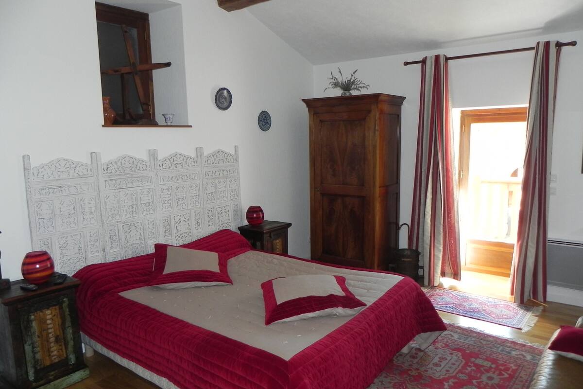 Premium bedding, desk, iron/ironing board (on request), WiFi (free)