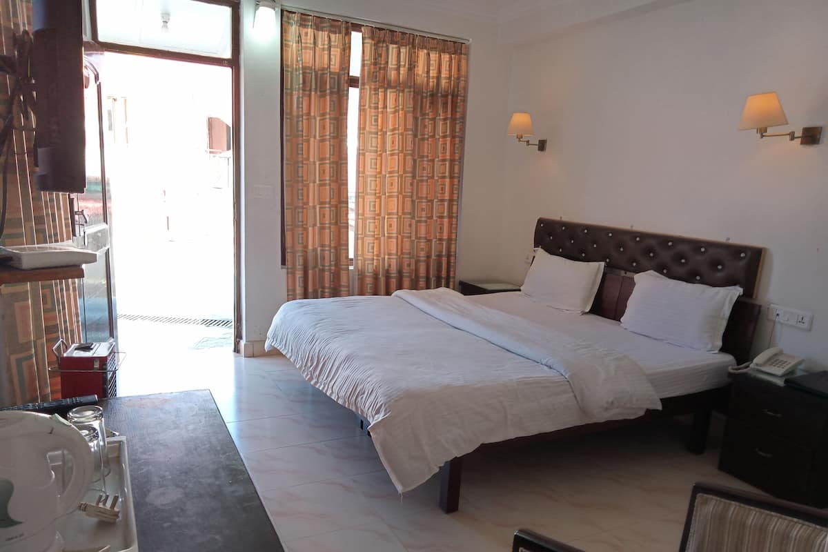Habitación Deluxe | Escritorio, camas extra, internet por cable gratis y ropa de cama