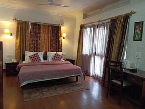 Super Deluxe Room | Desk, rollaway beds, free wired internet, bed sheets - Dragon I Resorts (Dharamshala)