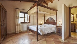 4 bedrooms, WiFi - Spacious Petra Getaway with Pool (Petra)