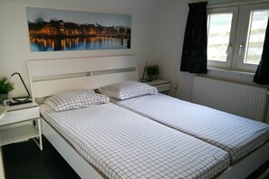 3 bedrooms, Internet - 6 Pers - Holiday home with sunny terrace by a typical Dutch canal (Anjum)