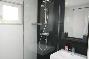 Shower, hair dryer - 6 Pers - Holiday home with sunny terrace by a typical Dutch canal (Anjum)