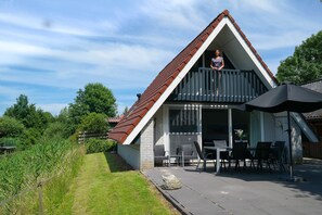 Outdoor dining - 6 Pers - Holiday home with sunny terrace by a typical Dutch canal (Anjum)