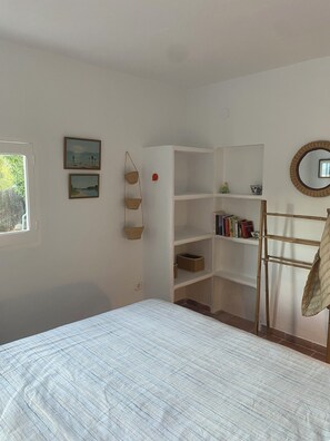 2 bedrooms, iron/ironing board, travel cot, free WiFi - Charming villa with sea view- next to the beach-Ideal for couples and families (Cala -Vadella)