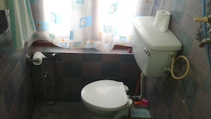 Un bagno piccolo con il water, una doccia e un portasciugamani.
