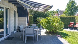 Outdoor dining - 6 persons - Holiday home with partially covered terrace and large open kitchen (Anjum)