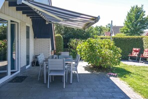 Outdoor dining - 6 persons - Holiday home with partially covered terrace and large open kitchen (Anjum)