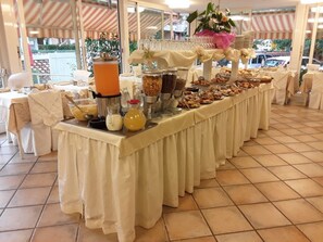 Café da manhã com buffet todos os dias (EUR 6 por pessoa) 