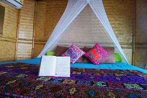 Standard Double Room with Air-con | Individually decorated, free WiFi, bed sheets - Deep House Seaview (Ko Lanta)