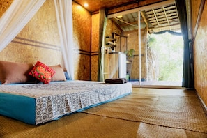 Deluxe Double Room with Air-con | Individually decorated, free WiFi, bed sheets - Deep House Seaview (Ko Lanta)
