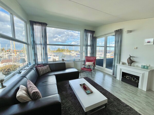 TV - 6 pers Modern harbor house with fenced garden with the lake view (Anjum)