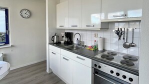 Coffee/tea maker, fridge, microwave, oven - 6 pers Modern harbor house with fenced garden with the lake view (Anjum)