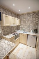 Sistema de insonorización, cunas gratuitas, wifi gratis y ropa de cama